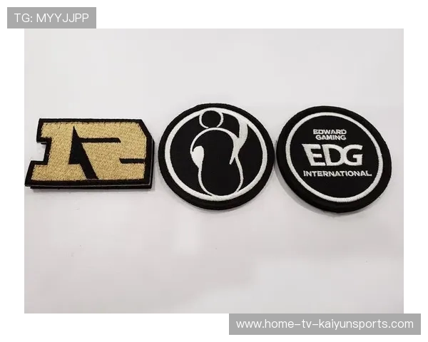 [战队名]出征服设计：加入了感温变色纤维，当选手状态火热时，logo会变红？😎